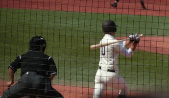 3塁打を放つ石井選手の写真