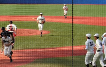 勝利が決まりホームに戻る石井選手の写真