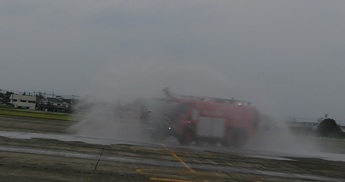 大型消防車の放水実演の写真