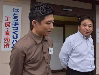 ご視察の様子を話す星さん親子の写真