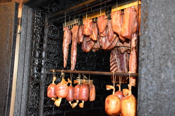 スモーク室につるされたハムの写真