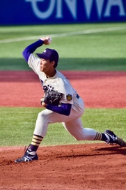 マウンドで投球する星知弥選手の写真