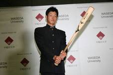 バットを持つ石井一成選手の写真