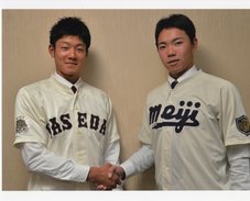握手をする石井選手と星選手の写真