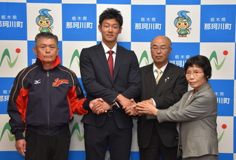 12月27日表敬訪問時の石井選手と町長らの写真