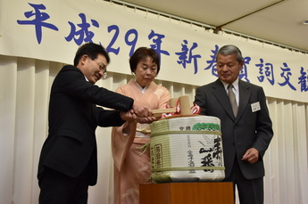 年男年女による鏡開きの写真