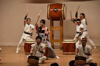 中央で振袖を着た新成人が和太鼓を演奏している写真 中央で振袖を着た新成人が和太鼓を演奏している写真