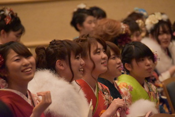 ビデオメッセージを観る新成人の写真