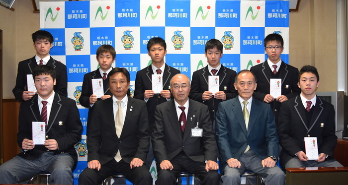 馬頭高校レスリング部の選手たちと監督と町長らの集合写真