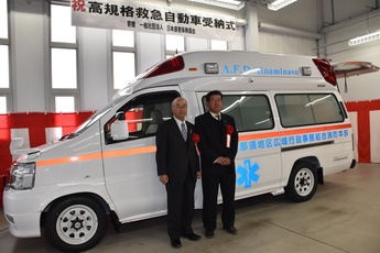 救急車の前に立つ二人の男性の写真