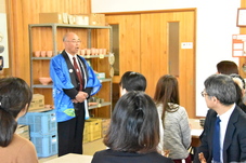 参加者たちの前で挨拶をする町長の写真