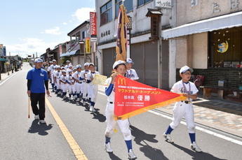 優勝祝賀パレードをする選手たちの写真