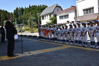 優勝報告をする選手たちの写真