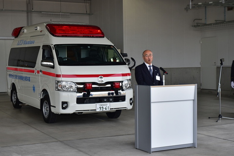 高規格救急自動車の前で町長が挨拶をしている写真