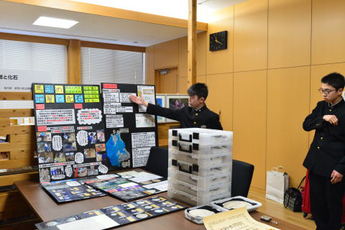 研究成果を説明する生徒の写真