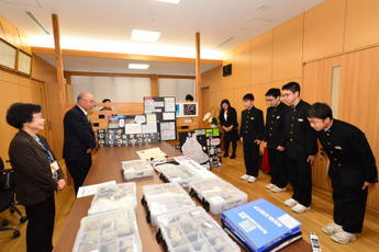 町長と対面する馬頭中理科部の生徒たちの写真