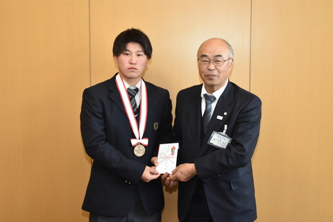 江口隼人さんと町長の写真