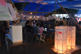 絵付けされた灯篭の写真 絵付けされた灯篭の写真