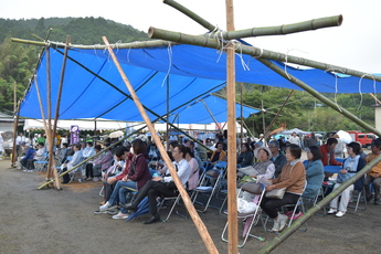 会場に集まる人々の写真