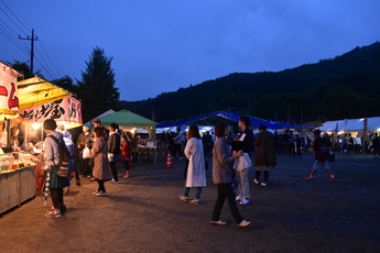 夜になっても賑わう祭り会場の写真