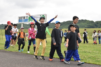 歩き始める子どもたちの写真