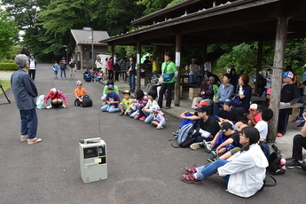 座って民話を聞く人たちの写真