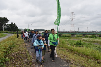 河川敷を歩く参加者たちの写真