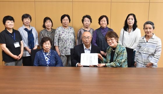 夫人ボランティアの皆さんと町長の写真