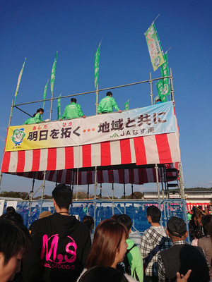 櫓の下に集まる人たちの写真