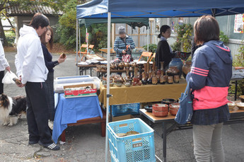 陶器市で商品を見る来場者の写真