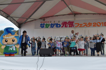 ステージ上で歌を歌う子どもたちの写真