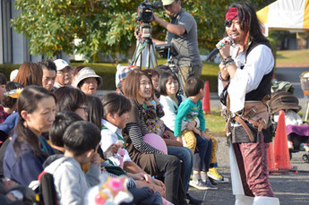 海賊の格好をして歌うパフォーマーの写真