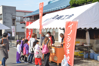 イノシシの串焼きの屋台の写真