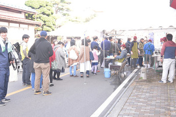 行列ができる屋台の写真