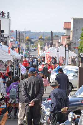 大勢の人で賑わう祭り会場の写真