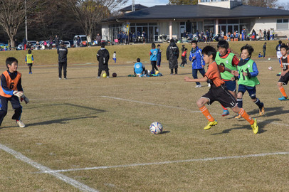 サッカーをする小学生の写真