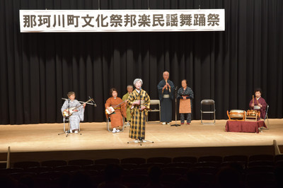 民謡を披露している写真