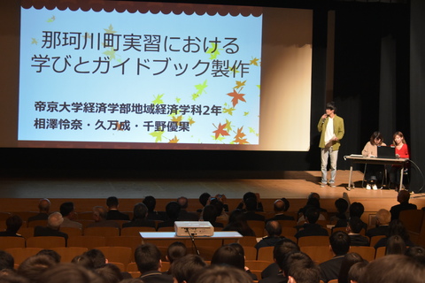 発表をする大学生の写真