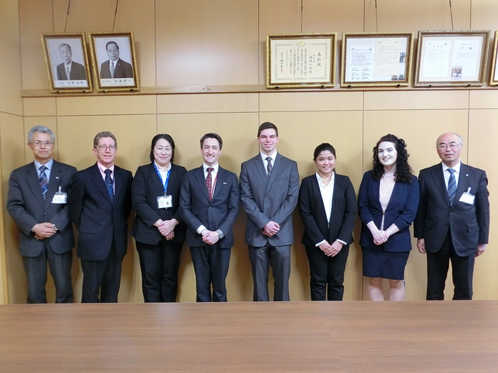 町長室内で壁際に横並びに整列した写真