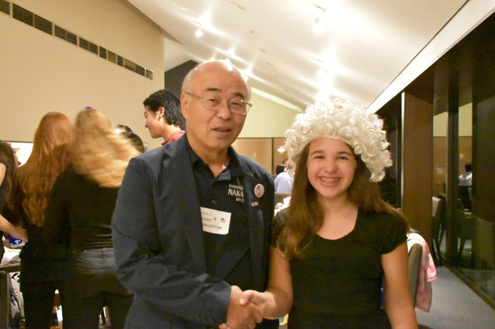 握手をするダニカさんと福島町長の写真 握手をするダニカさんと福島町長の写真