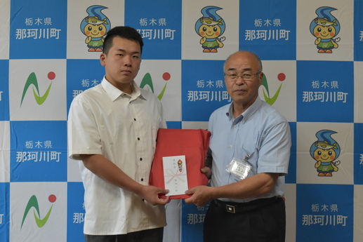 左側に菊池選手、右側に町長が、こちらを向いて並んでいる写真