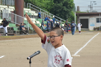 選手宣誓をする選手の写真