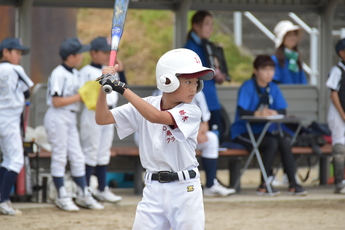 バッターボックスでバットを構えマウンドを見る打者の写真