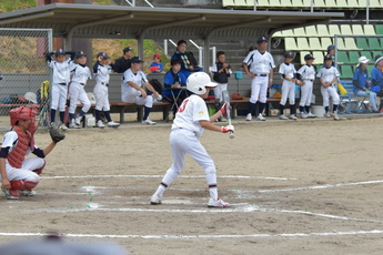 バッターボックスでバントの構えの左打ち打者の後ろ姿の写真