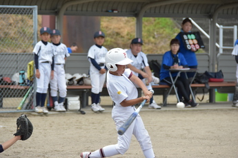 ボールを打つ瞬間の打者の写真