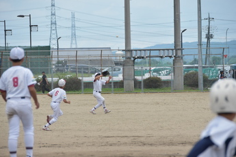 フライボールを受ける瞬間のレフトの選手の写真