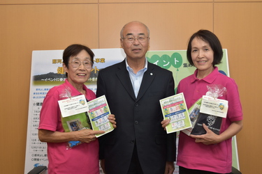 那珂よし健康ポイント事業を達成した2名と福島町長の写真