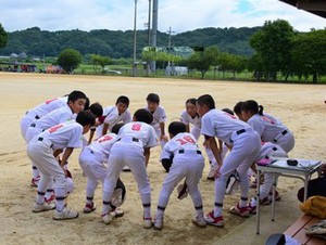 小川那珂クラブの選手全員で円陣を組んでいる写真