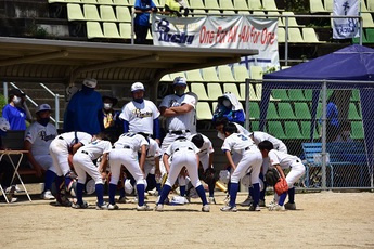 馬頭ラッキーの選手たちが円陣を組んでいる写真 馬頭ラッキーの選手たちが円陣を組んでいる写真