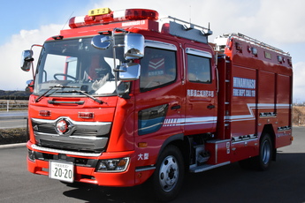 消防車全体を左斜め前から撮影した写真